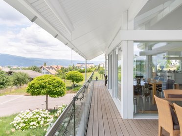Helles Designhaus mit Blick auf den Garten und die Landschaft