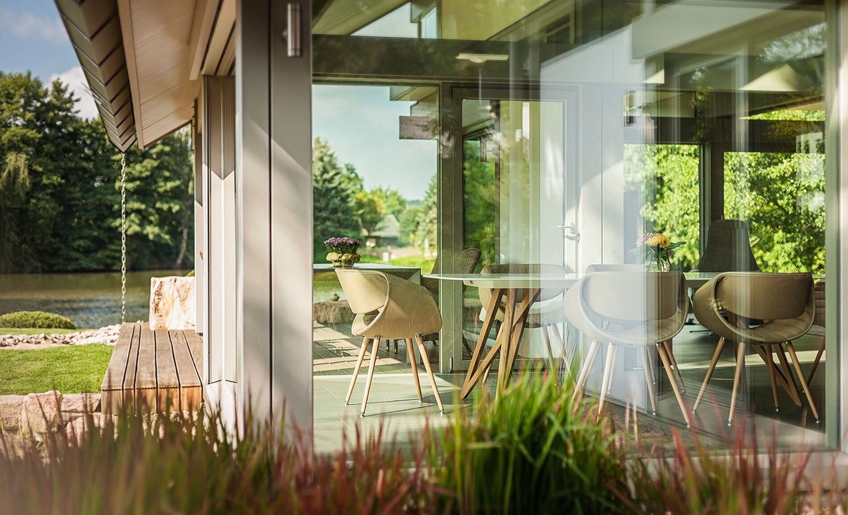 Helles Wohnzimmer mit großen Fenstern und Blick ins Grüne