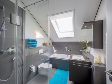 HUF house modum 810 27 Helles Badezimmer mit Dusche, Badewanne und eleganten Möbeln