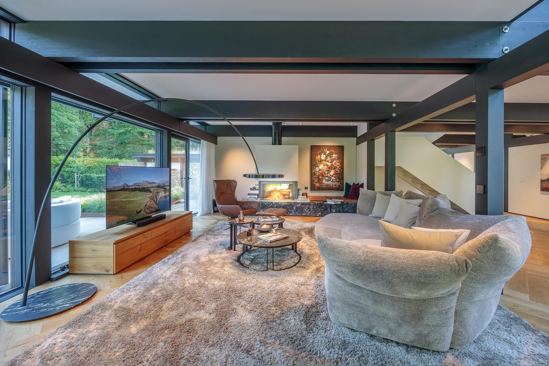 Ein stilvolles Wohnzimmer im HUF Haus mit bequemer Couch und Kamin