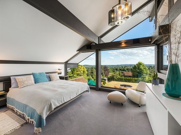 Moderne Inneneinrichtung mit großem Fenster und Blick ins Grüne