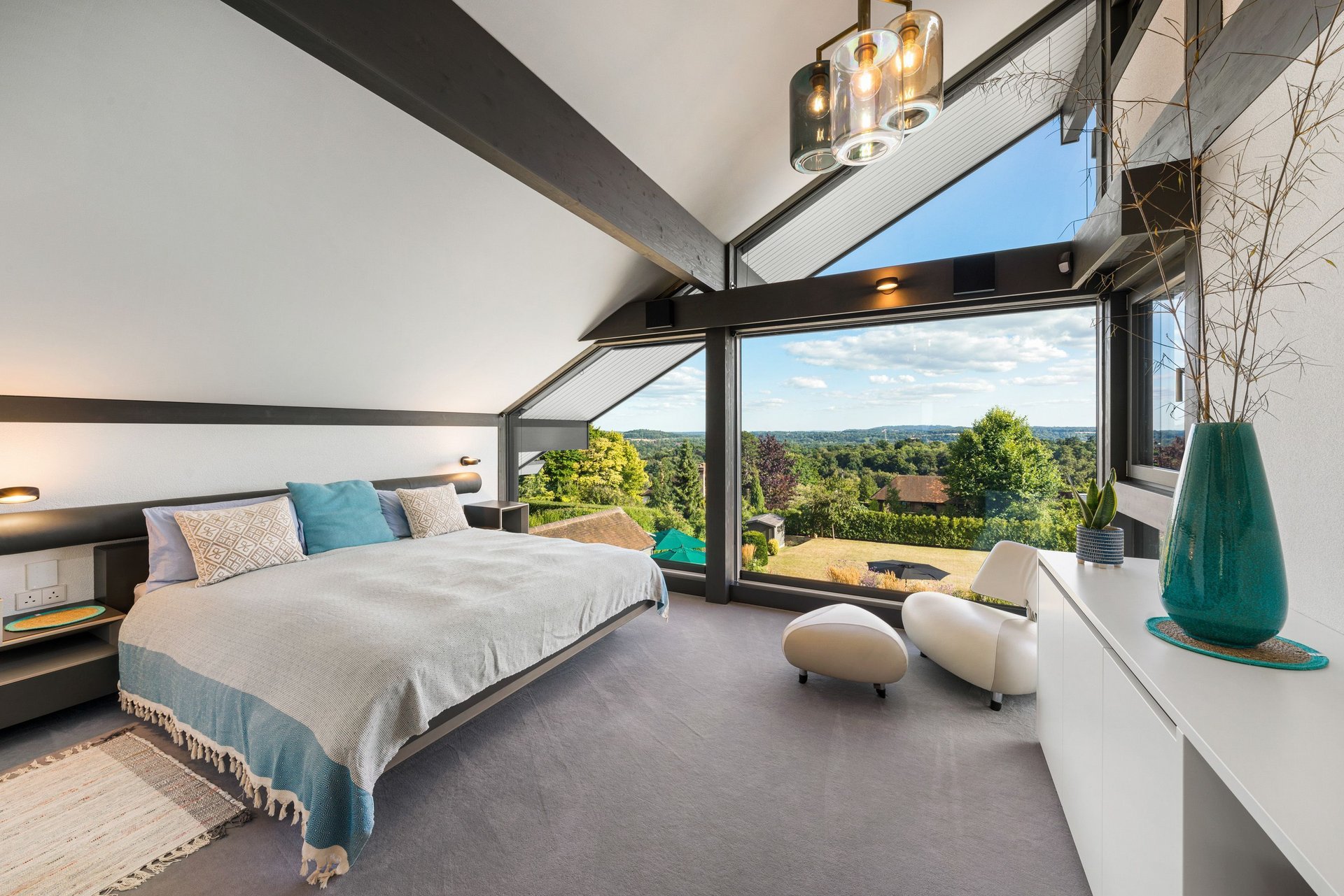 Moderne Inneneinrichtung mit großem Fenster und Blick ins Grüne