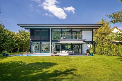 Lichtdurchflutetes Haus mit Pool und grüner Umgebung