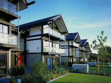 Moderne Wohnhäuser mit Balkonen in einer ruhigen Umgebung Reihenhäuser mit moderner Architektur und gepflegten Gärten