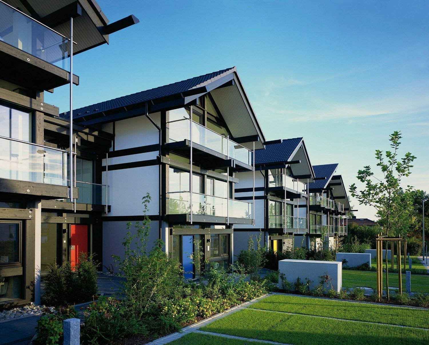 Reihenhäuser mit moderner Architektur und gepflegten Gärten