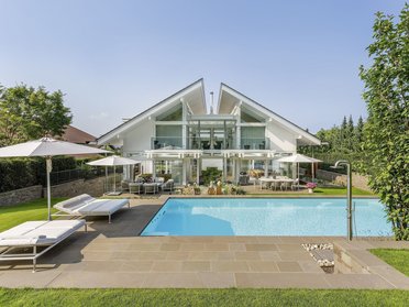 Moderne Fachwerk-Villa mit eleganten Terrassen und Poolanlage