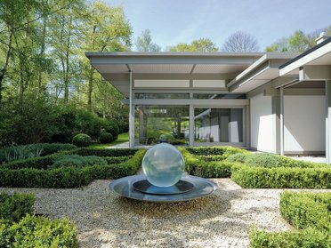 Modernes Flachdach Traumhaus in naturnaher Umgebung Exklusives modernes Haus mit klaren Linien und schönem Garten
