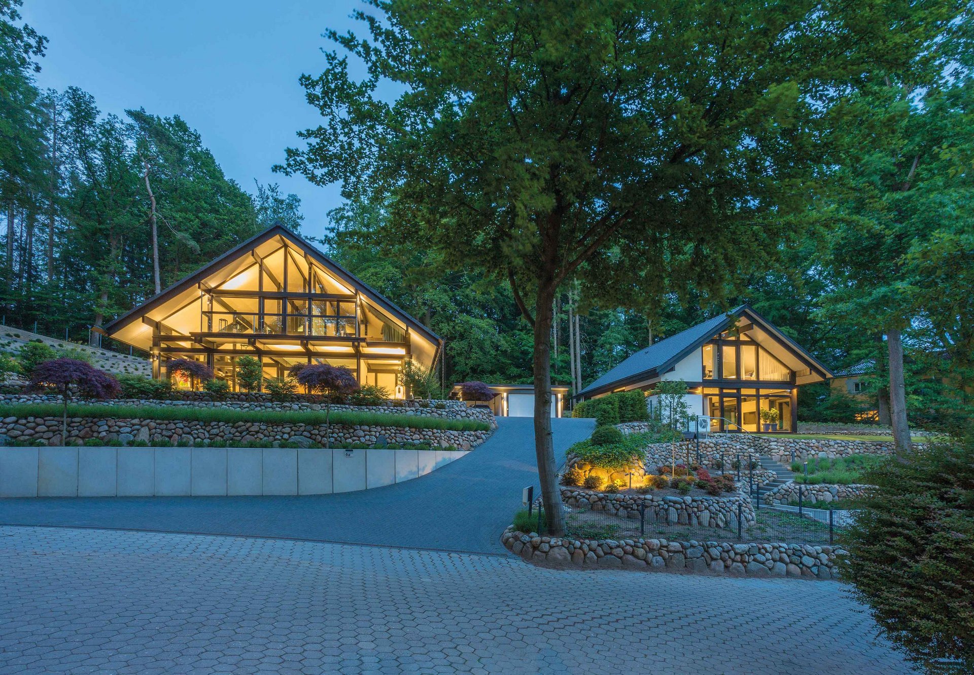 Jubiläumskalender 110 Jahre HUF HAUS Moderne Architektur und Natur, feierliches Jubiläum für HUF HAUS