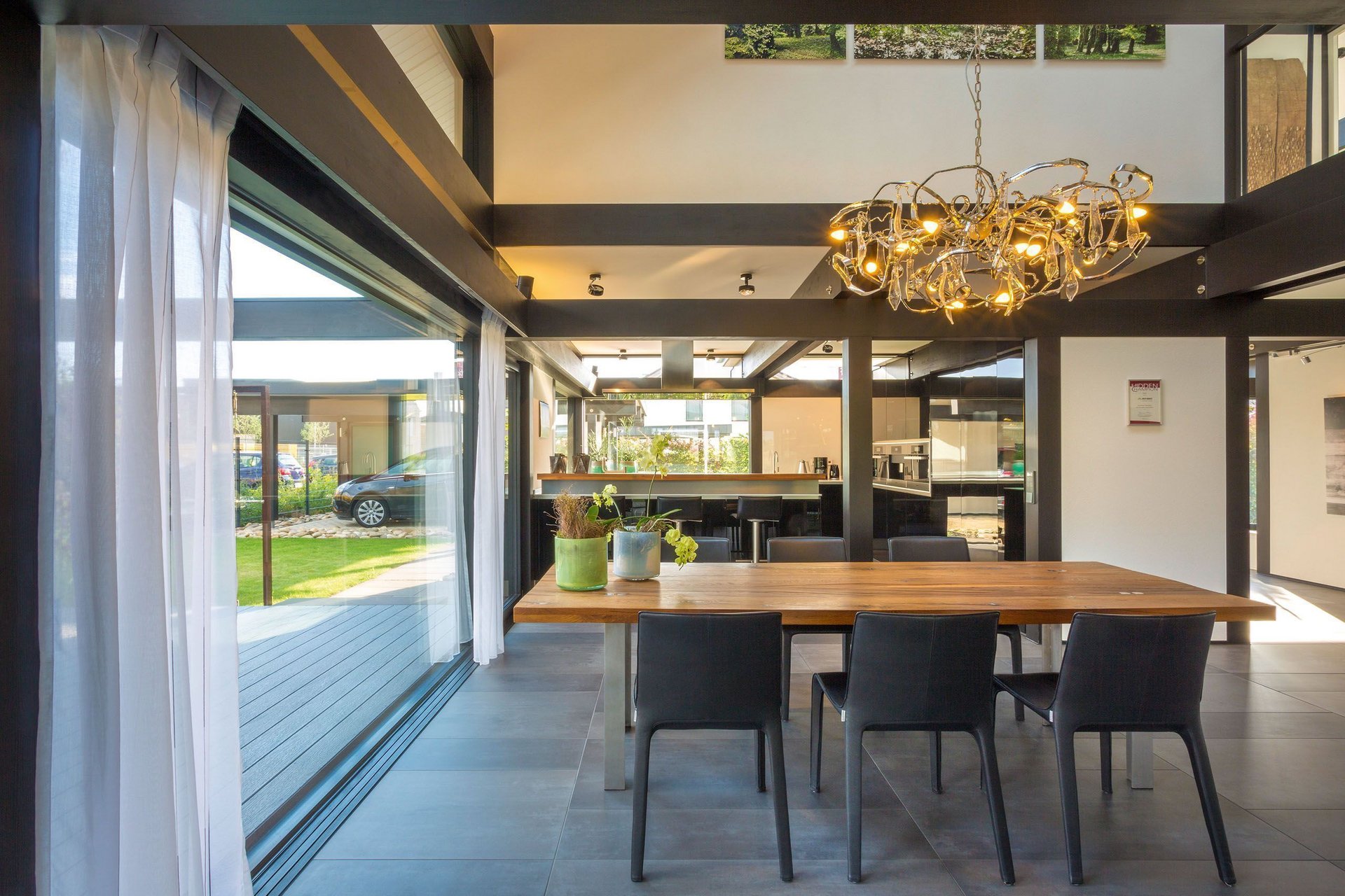 Dynamisches Design mit Holztisch, Stühlen und moderner Beleuchtung.