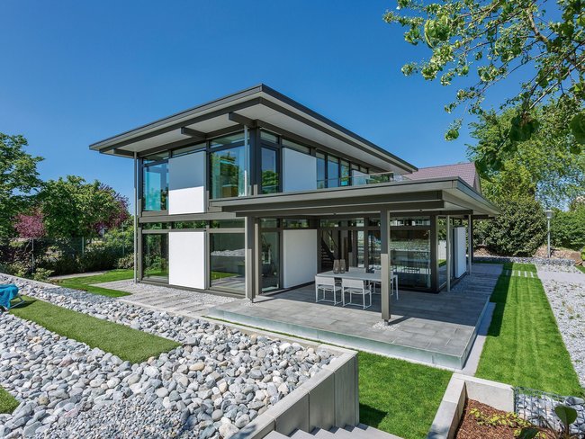 Architektonisches Design eines modernen Hauses mit Gartenanlagen