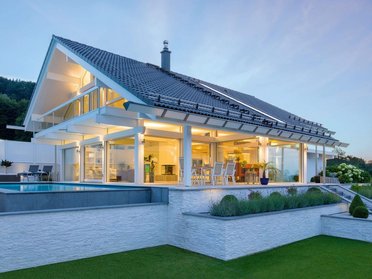 Modernes Haus mit Aussicht auf Hügel und See, lichtdurchflutet