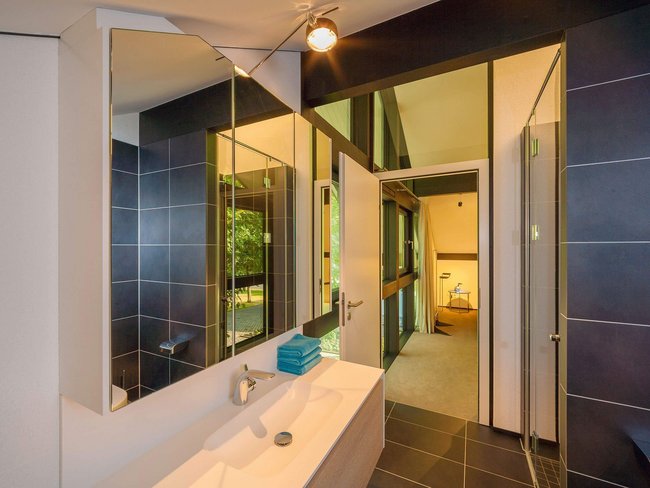 Elegantes Badezimmerdesign mit großen Spiegeln und natürlichem Licht