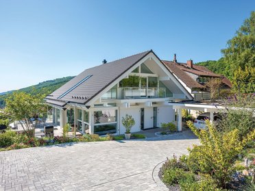 Moderne Architektur eines hochwertigen Hauses mit Garten und Terrasse