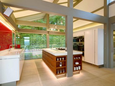 Moderne Küche im HUF Bungalow mit Glasflächen Großzügige, lichtdurchflutete Küche in modernem Design