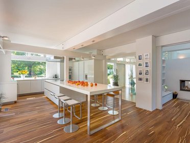 Helle und moderne Küche mit Essbereich in einem großzügigen Raum