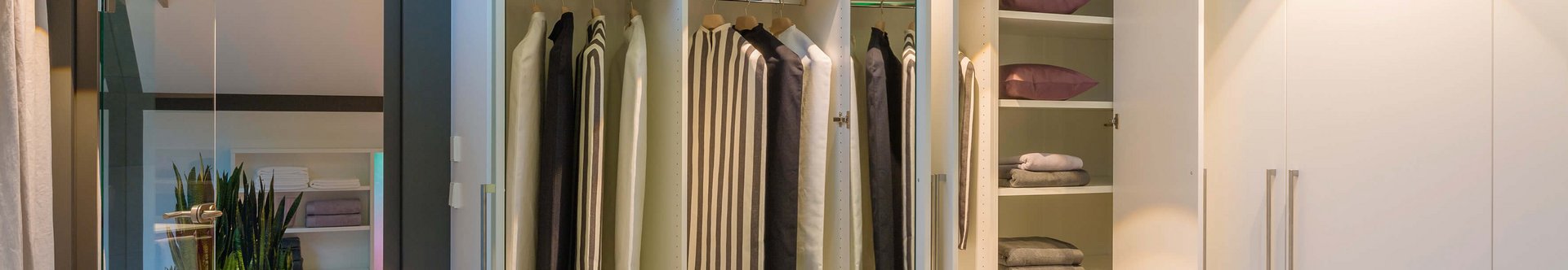 Moderne Inneneinrichtung mit begehbarem Kleiderschrank Begehbarer Kleiderschrank mit Glastisch und stilvollen Regalen