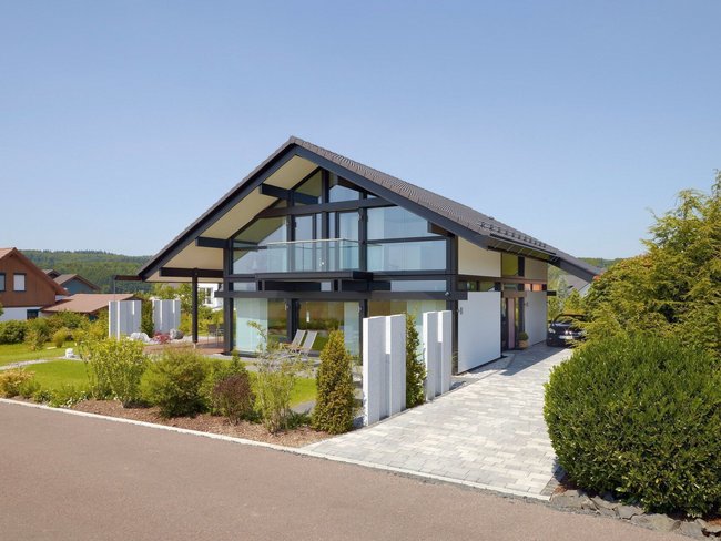 Futuristisches Haus mit Glas und Holz in ruhiger Umgebung