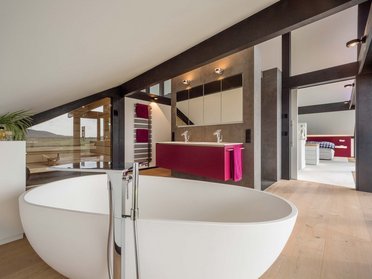 Elegantes Innenraumdesign mit freistehender Badewanne im HUF Haus