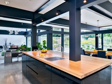 Helle und stilvolle Küche in einem HUF Haus mit Holz und Glas