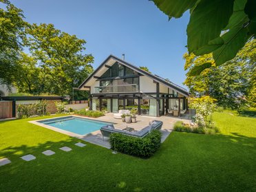 Architektenhaus mit Pool und großzügigem Garten in lichtdurchflutetem Design