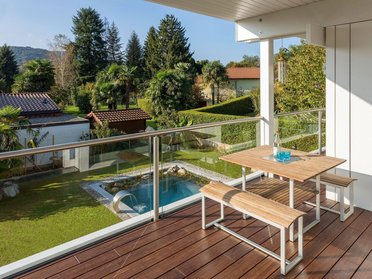 Ein elegantes Flachdach mit Blick auf einen gepflegten Garten und Pool