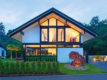 Gemütliches Architektenhaus in schöner Umgebung bei Dämmerung