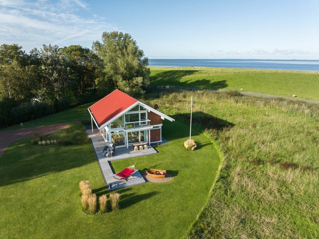 Stilvolles Familienhaus in einer grünen Umgebung nahe dem Wasser.