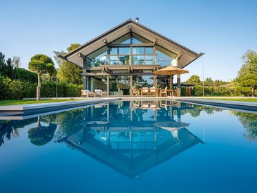 Gemütliches Designhaus mit Pool und Gartenlandschaft