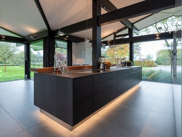 Bungalowküche mit organischen Formen und Blick auf die Landschaft