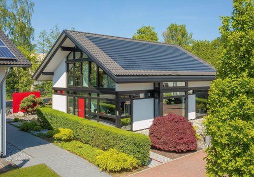 Einfamilienhaus mit begrüntem Garten und moderner Fassade