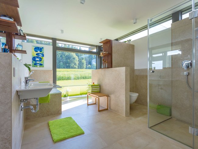 Helles modernes Badezimmer mit Dusche, Waschbecken und Grünflächen