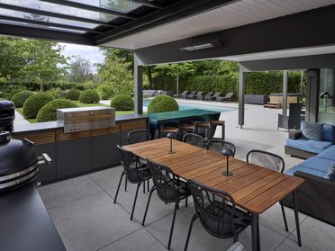 Stilvolles HUF Haus mit gepflastertem Garten und Essbereich