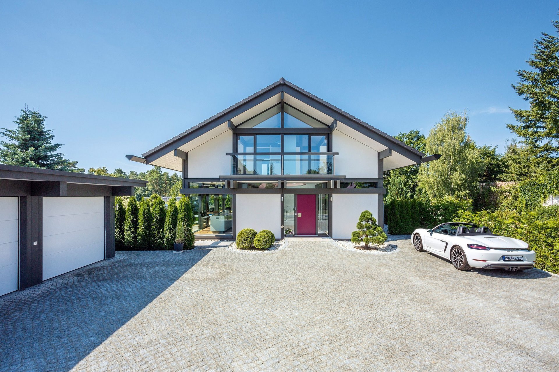 Gemütliches Designhaus mit schönem Garten und Sportwagen