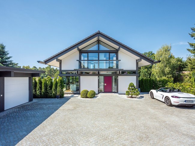 Gemütliches Designhaus mit schönem Garten und Sportwagen