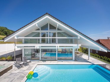Haus mit Pool und Terrassengarten, umgeben von sanften Hügeln