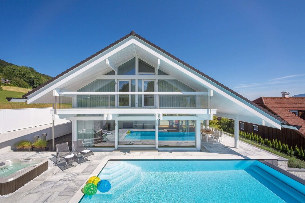 Haus mit Pool und Terrassengarten, umgeben von sanften Hügeln