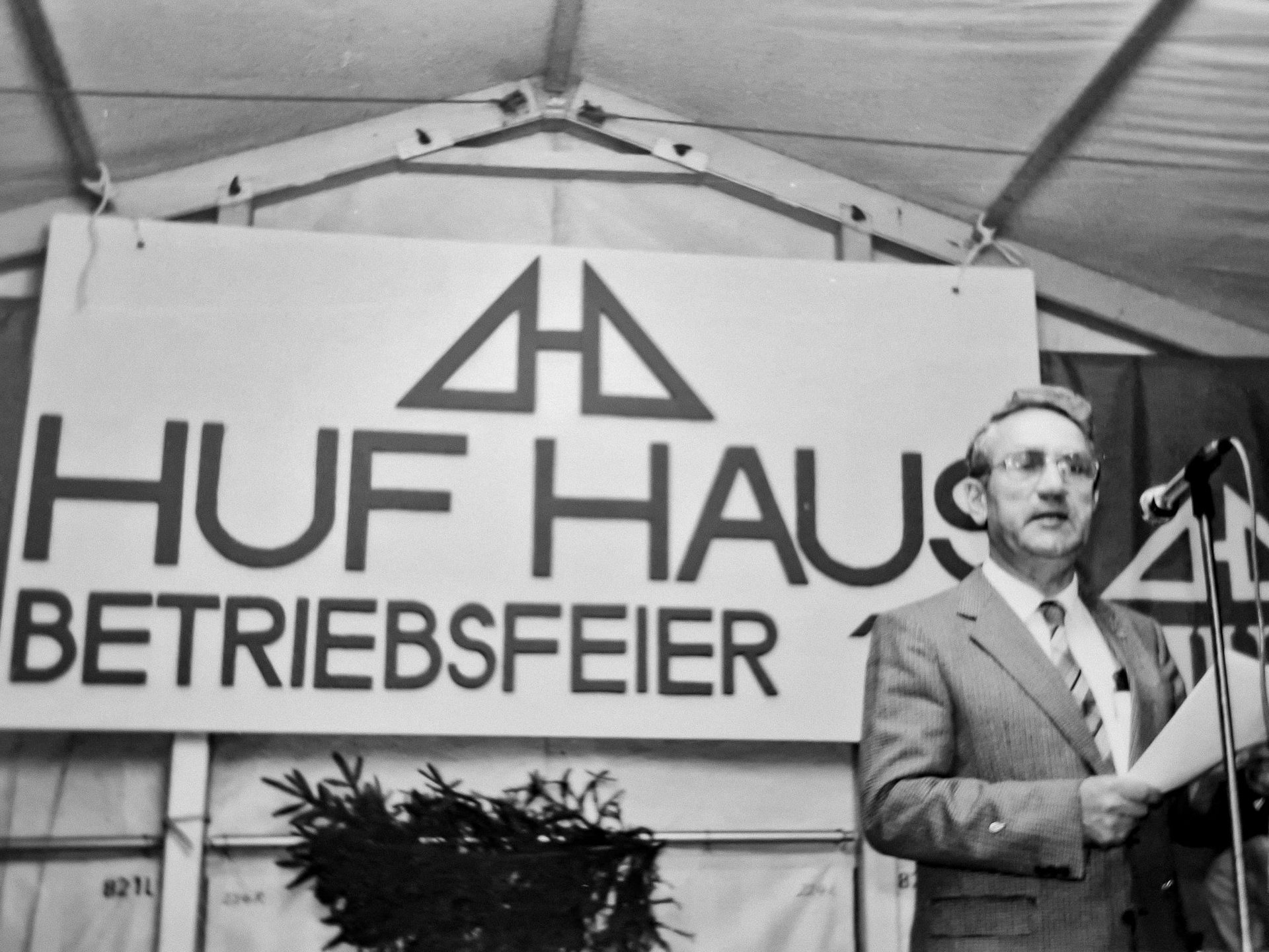 Jubiläumskalender 110 Jahre HUF HAUS Männer spricht auf der Betriebsfeier von HUF HAUS