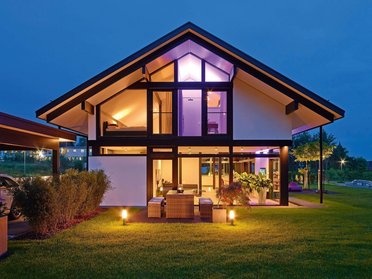 Gemütliches Familienhaus mit moderner Architektur und Garten