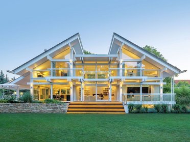 Moderne Architektur mit großzügiger Raumgestaltung und Sicht auf den Garten