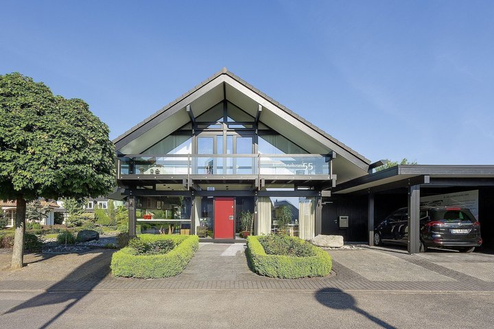 Moderne Architektur eines Wohnhauses mit Carport Stilvolles Einfamilienhaus mit modernen Designelementen und Carport