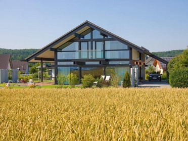 Architektenhaus in ländlicher Umgebung umgeben von Feldern