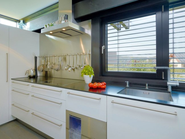 Küche mit minimalistischen Möbeln und Blick ins Freie