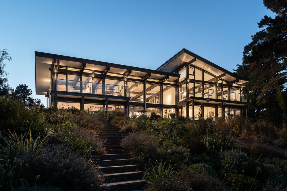 Spektakuläres Fachwerkhaus mit Meerblick Modernes Fachwerkhaus in der Abenddämmerung mit Garten