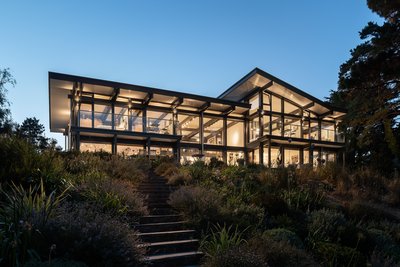 Modernes Fachwerkhaus in der Abenddämmerung mit Garten