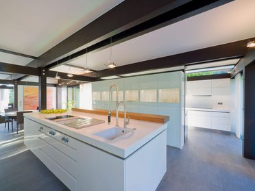 Helle, moderne Küche mit Kochinsel und eleganten Möbeln