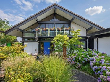 Modernes HUF Haus mit Garten, Dreifach-Garage und Bürobereich