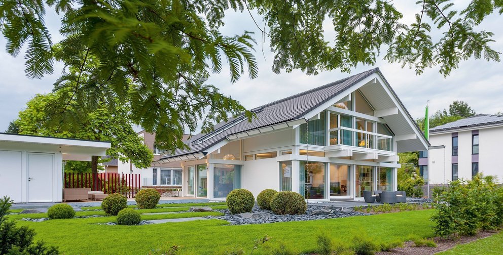 Futuristisches Architekturdesign eines Hauses mit Gartenlandschaft