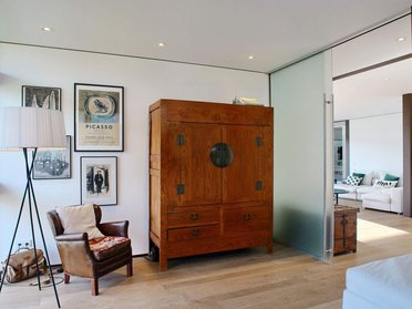 Modernes Architektenhaus mit Bungalow-Stil Lounge-Bereich in einem stilvollen Architektenhaus mit Holzschränken