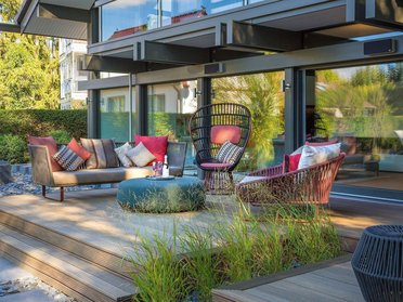 Lichtdurchflutetes Holz-Glas-Haus mit gemütlicher Terrasse