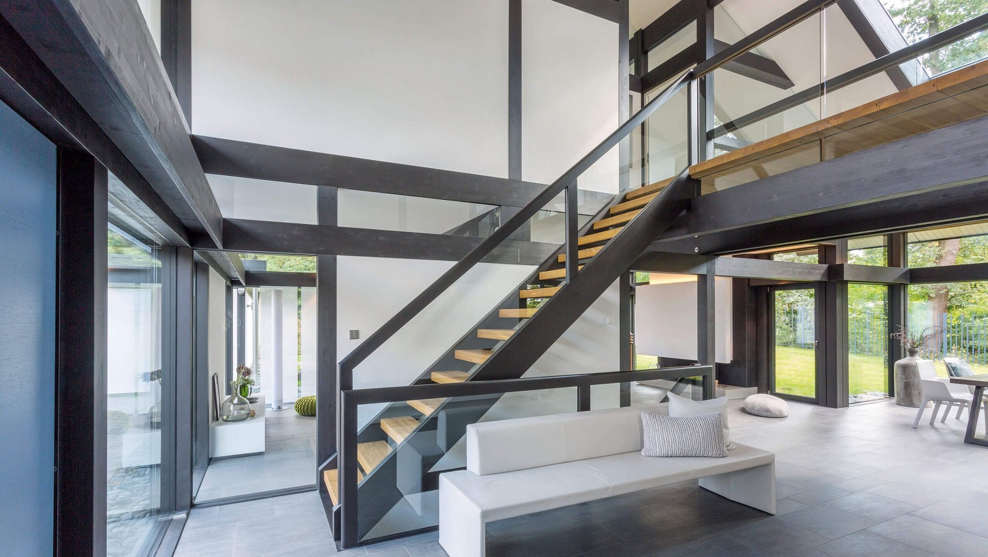 Heller Wohnraum mit moderner Treppe und minimalistischer Ausstattung